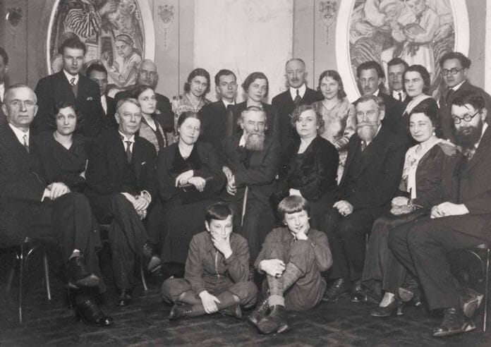 На іменинах О. Новаківського. Спереду сидять сини художника Ждан і Ярослав. Сидять зліва направо: А. Рак, невідома, Д. Левицький, Я. Голубовська, О. Новаківський, І. Левицька, В. Морачевський, М. Кромпець-Морачевська, Ю. Морачевський. Стоять зліва направо: А. Курдидик, В. Ковальчук, С. Рудакевич, Д. Николишин, Ковальчуківна, С. Луцик, Макухівна, І. Голубовський, Турчаківна, М. Мороз, Ю. Дорош, Пелехівна, Р. Чорній. Фото 1933 року На іменинах О. Новаківського. Спереду сидять сини художника Ждан і Ярослав. Сидять зліва направо: А. Рак, невідома, Д. Левицький, Я. Голубовська, О. Новаківський, І. Левицька, В. Морачевський, М. Кромпець-Морачевська, Ю. Морачевський. Стоять зліва направо: А. Курдидик, В. Ковальчук, С. Рудакевич, Д. Николишин, Ковальчуківна, С. Луцик, Макухівна, І. Голубовський, Турчаківна, М. Мороз, Ю. Дорош, Пелехівна, Р. Чорній. Фото 1933 року
